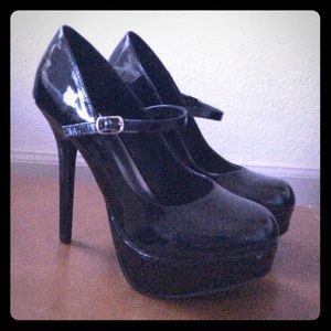 7 inch black close toed black heels